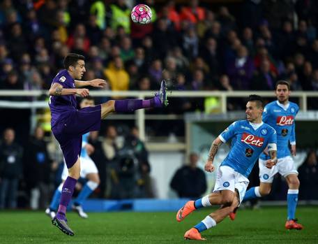 Matias Vecino in acrobazia, Hamsik controlla. Afp